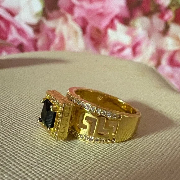 Elegant Gold Ring with Black Gemstone - Picture 13 of 15